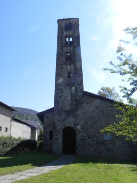 Facciata della Chiesa dei SS. Pietro e Paolo in Pessano a Bollengo (36960 bytes)